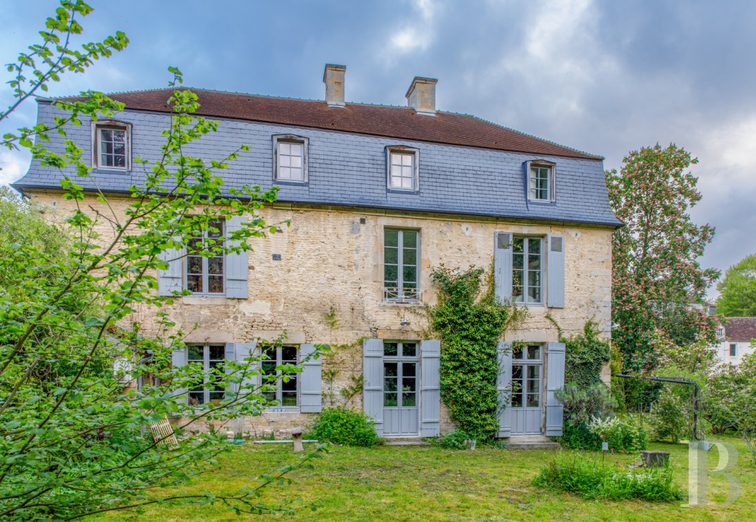 En Normandie, à Falaise, une maison des 17e et 18e siècles au cœur d’un quartier historique - photo  n°1
